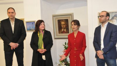 Дъщерята на художника Даниела Заберска благодари на присъстващите, дошли на изложбата на баща й. Снимки Лина Главинова