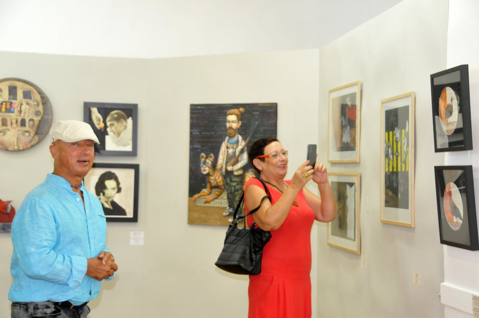 32 български художници показват своя поглед към живота чрез сатирата и самоиронията в изложбата Капки смях. Тя е подредена в бургаската галерия Петко Задгорски. Снимка Лина Главинова