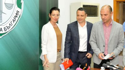 Районният прокурор Иван Кирков (в средата) и шефът на ОДМВР старши комисар Калоян Калоянов обясниха схемата на измамниците. Снимка Лина Главинова