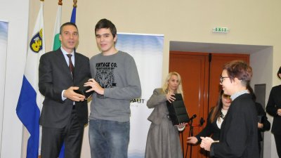 Кметът Димитър Николов връчи наградите на отличените ученици от Св. св. Кирил и Методий. Снимки Лина Главинова