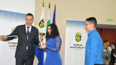 Кметът Димитър Николов връчи отличията на изявени ученици от ПГЕЕ. Снимки Лина Главинова
