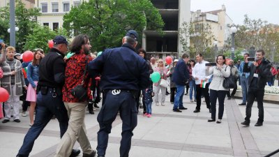 Полицаи отведоха мъжа, който се впусна в лудешки танц на концерта на БСП. Снимки Лина Главинова