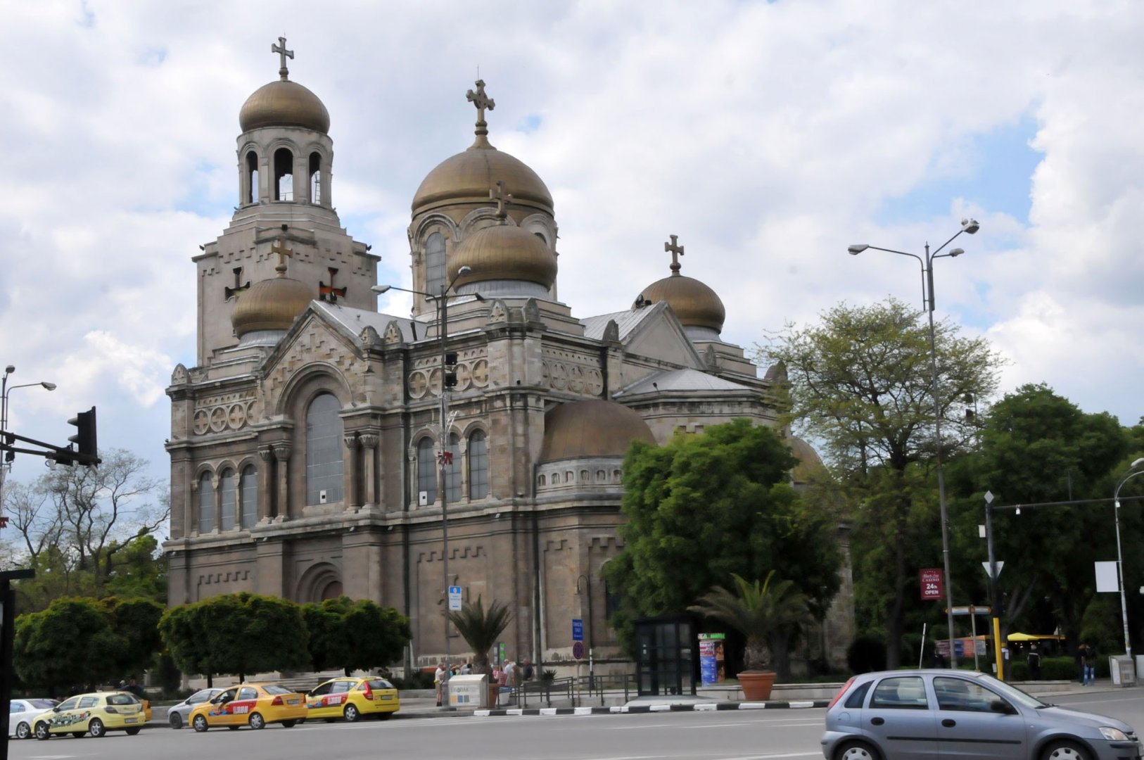 Маршрутът ще мине покрай Каатедралния храм във Варна. Снимка Архив Черноморие-бг