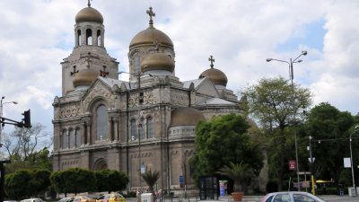 Таксиметровата стоянка пред катедралния храм ще бъде освободена на 15-ти август. Снимка Архив Черноморие-бг