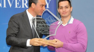 Кметът Николов връчи отличието Абсолвент на годината на младия лекар Иван Вълкадинов. Снимки Лина Главинова