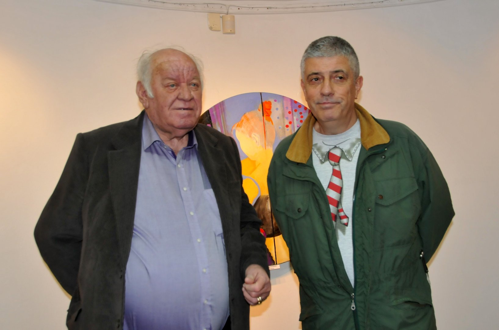 Владо Пенев (вдясно) е един от участниците в общата изложба - живопис в галерия Бургас. Снимка Архив Черноморие-бг