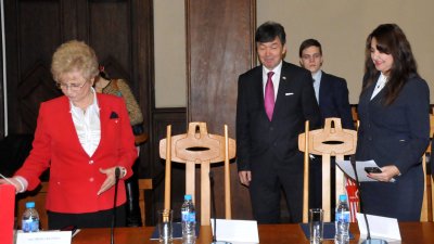 Посланикът на Казахстан (в средата) бе на официално посещение в Бургас. Снимки Лина Главинова