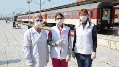 Лекарката и сестрите смениха здарвния кабинет в гимназията с работа на терен. Снимка Община Варна