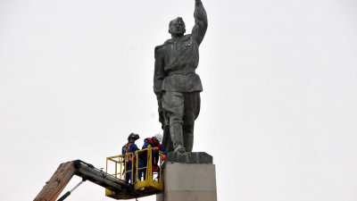 Работници ремонтират паметника Альоша на площад Тройката - Бургас. Снимка Лина Главинова