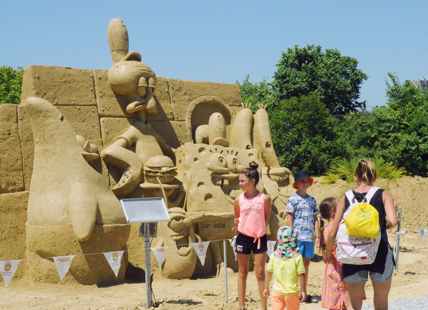 Приказни герои, сътворени от пясък ще радват малчуганите тази година на 14-то издание на пясъчния фестивал. Той е разположен в парк Езеро в Морската градина. Пясъчните скулптури по темата Децата пожелаха могат да се видят до края на месец септември. Снимки Черноморие-бг