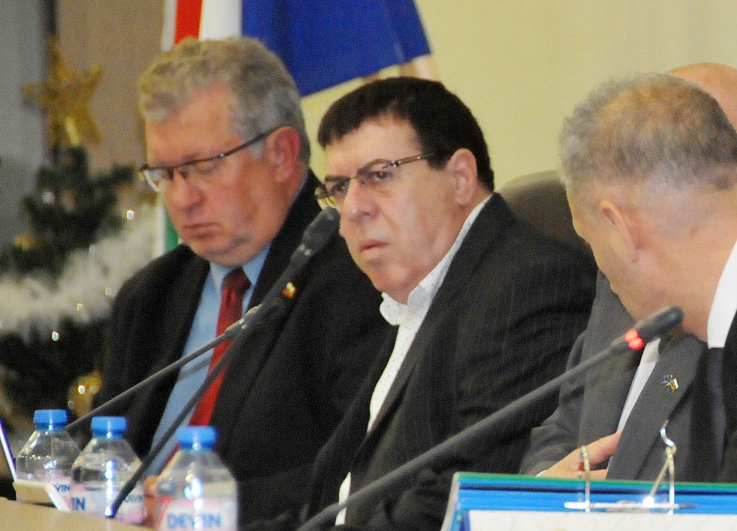 Бенчо Бенчев (в средата) е заместник-председател на ОбС - Бургас. Снимка Лина Главинова