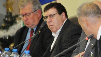 Бенчо Бенчев (в средата) е заместник-председател на ОбС - Бургас. Снимка Лина Главинова
