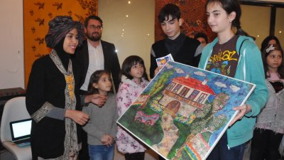 Децата от школата по батик на Златка Бобева подариха своя картина на представители на Индонезийското посолството. Снимка Лина Главинова