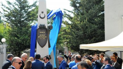 Паметник на Бора Сюелкан бе открит в двора на Генералното консулство на Република Турция в Бургас. Снимки Лина Главинова