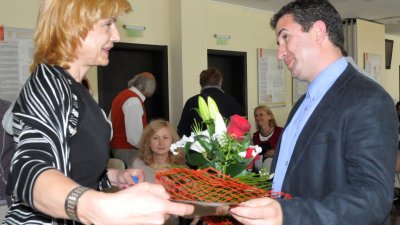Общинският лидер на БСП - Бургас Живко Господинов бе сред първите, които поздравиха Мария Бенчева за празника на библиотеката. Снимки Лина Главинова