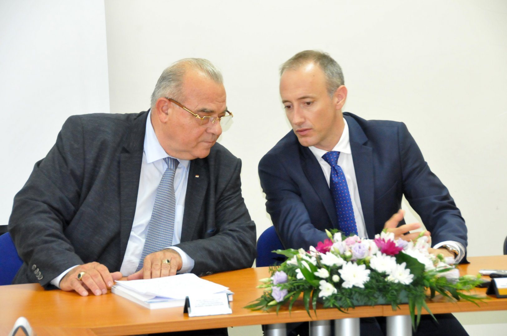 Министър Вълчев (вдясно) взе участие в ректорската среща. Снимка Лина Главинова