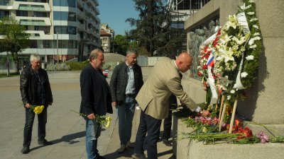 Депутатът Николай Тишев и съветници от БСП в ОбС - Бургас отбелязаха годишнината. Снимки Черноморие-бг
