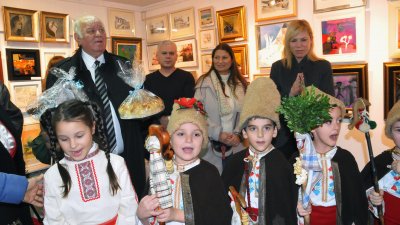 Малчуганите от Моряче дадоха питка на кръстника си Руси Куртлаков. Снимки Лина Главинова