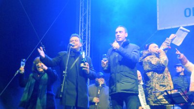 Кметът Димитър Николов вдигна чаша шампанско за успешна 2018 година. Снимки Лина Главинова