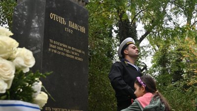Представители на Военноморските сили поставиха венци и цветя пред паметника на отец Паисий. Снимки ВМС - Варна