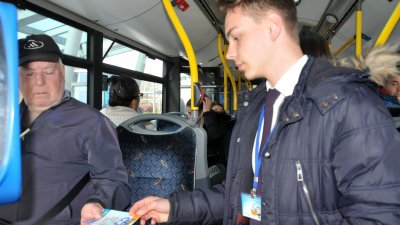 Учениците раздаваха книжката в автобусите на градския транспорт. Снимки Лина Главинова