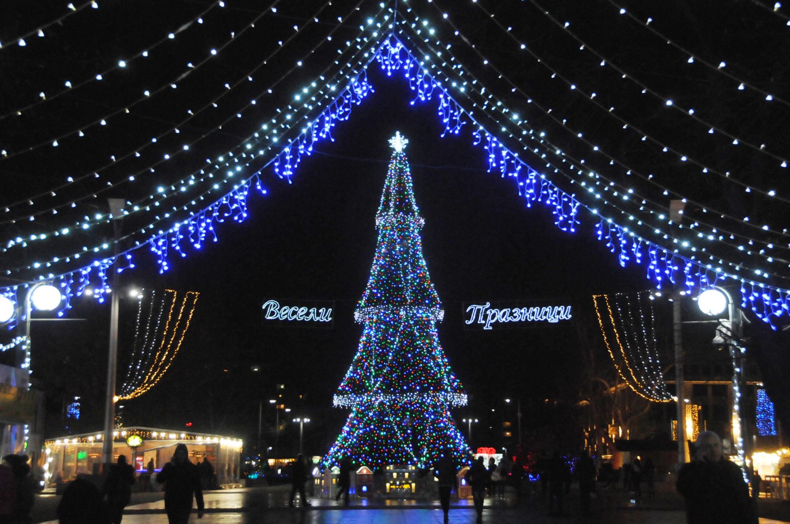 Бургазлии ще посрещнат Новата годна около светещата елха на площад Тройката. Снимка Лина Главинова