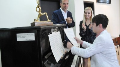 Георги Милтиядов засвири на пианото на маестро Тончо Русев. Снимки Лина Главинова