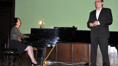 Преподаватели от университет Проф.д-р Асен Златаров - Бургас изнесоха едночасов коледен концерт в залата на Областна управа. Снимки Лина Главиноваа