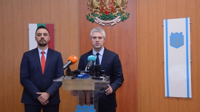 Новината бе съобщена на брифинг на министър Богданов (вляво) и кмета на Варна Коцев. Снимка Община Варна