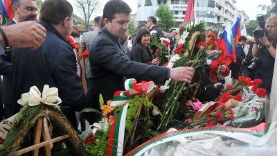 Ръководството на БСП постави цветя пред паметника на Съветската армия в Бургас. Снимки Лина Главинова