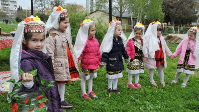 Децата от Райна княгиня пяха и танцуваха в парка. Снимки Лина Главинова