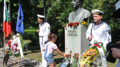 Пред паметника на Левски ще бъдат поставени венци и цветя. Снимка Архив Черноморие-бг