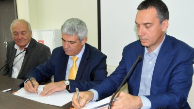 Президентът на КНСБ Пламен Димитров (в средата) и Димитър Николов (вдясно) подписаха споразумение. Снимки Лина Главинова