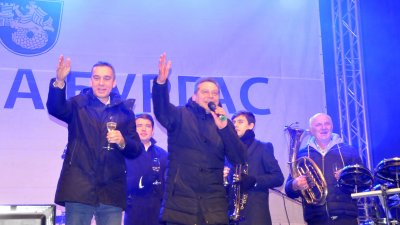 Кметът Димитър Николов (вляво) поздрави бургазлии с настъпването на Новата 2020 година. Снимки Лина Главинова