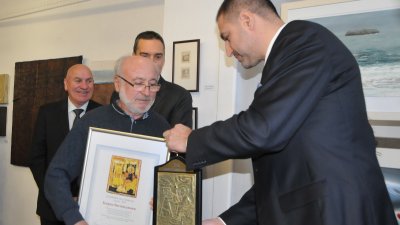 Добрин Вътев (вдясно) връчи наградата на Георги Бостанджиев. Снимки Лина Главинова