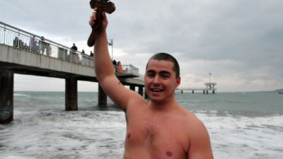 През 2020 година Светия кръст бе спасен от 22-годишният бургазлия Яким Георгиев. Снимка Архив Черноморие-бг