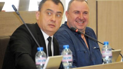 Един от вносителите на докладната е Стефан Колев (вляво). Снимка Лина Главинова