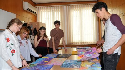 Членове от Интеракт клуб журират рисунките в конкурса Магията в Космоса. Снимки Лина Главинова 