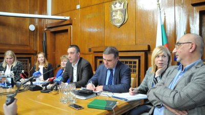 Бургас започва годината с финансова стабилност. Проектобюджет 2020 е справедлив, каза кметът на Бургас Димитър Николов (в средата). Снимка Лина Главинова