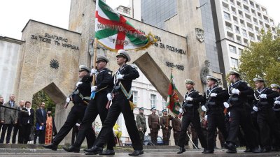 Годишнината от създаването на полка бе отбелязана днес във Варна. Снимка Община Варна