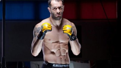 Деян Топалски е притежател на шампионския пояс на организацията в категория до 84 кг. в ММА