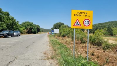 На този етап строително-монтажните дейности да се извършват без спиране на движението като автомобилите преминават в платното, в което не се извършват строителни дейности. Снимки АПИ