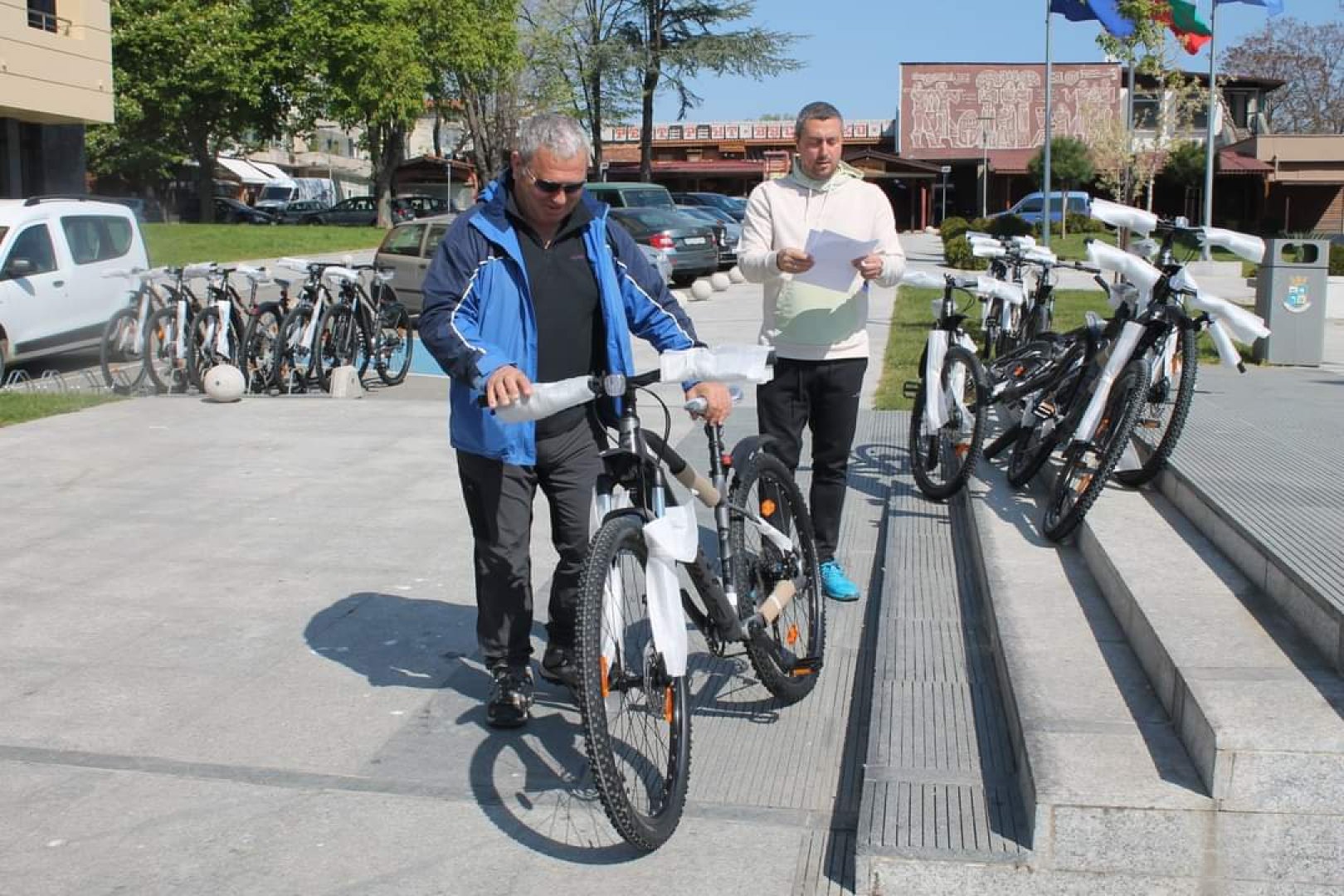 Кметът Георги Лапчев (вдясно) раздаде велосипедите на служителите в администрацията. Снимки Община Царево