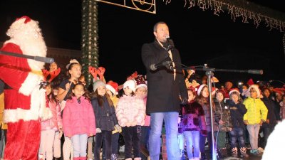 Кметът на Царево Георги Лапчев и жителите на града направиха обратно броене преди да бъдат включени светлините на елхата. Снимки Община Царево