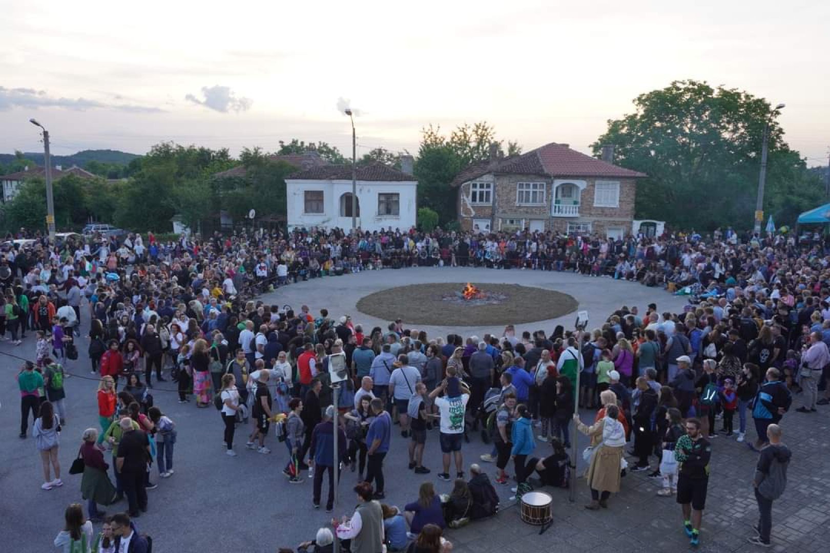 Площадът на село Българи почерня от народ вечерта на 3-ти юни. Снимки Община Царево