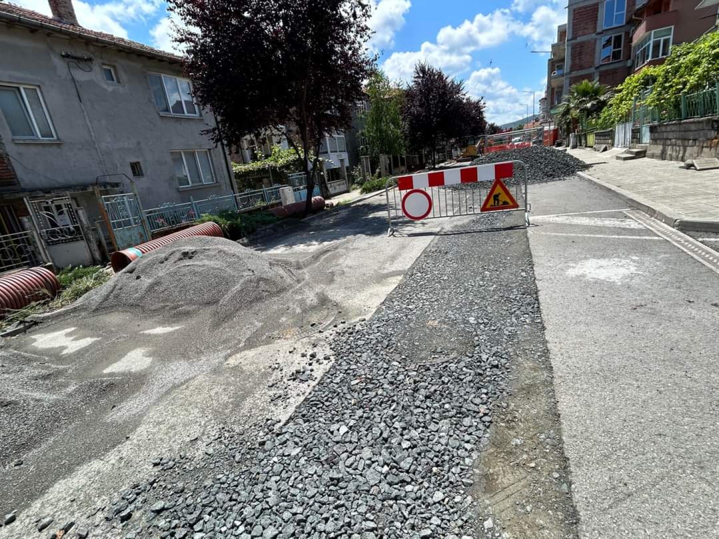 В момента от ВиК - Бургас извършват ремонт на канализацията на две улици в Царево. Снимки Община Царево