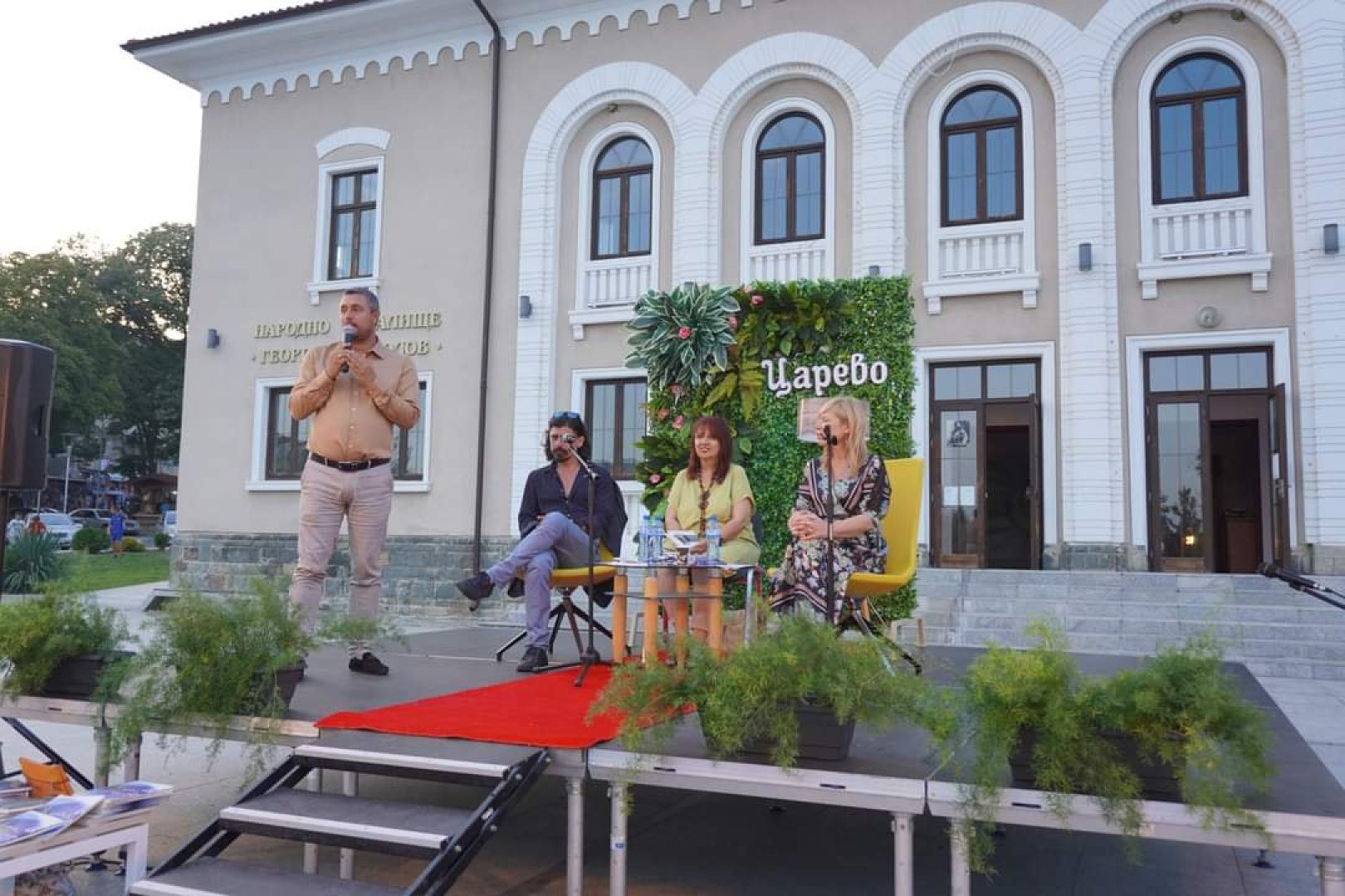 Кметът на Царево Георги Лапчев поздрави авторите и издателя. Снимки Община Царево