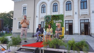 Кметът на Царево Георги Лапчев поздрави авторите и издателя. Снимки Община Царево