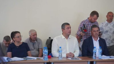 Такива обсъждания трябва да се правят на място пред общността, каза кметът на Царево Георги Лапчев (в средата). Снимки Община Царево