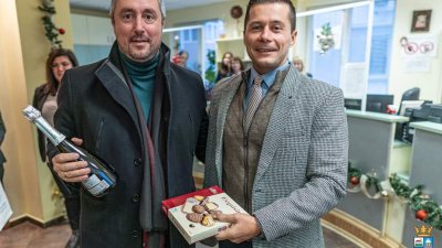 Бившият кмет Георги Лапчев (вляво) получи бутилка вино от настоящия кмет Марин Киров. Снимки Община Царево